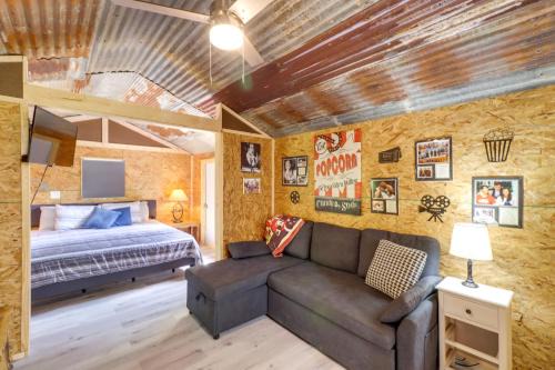 Higden Apartment | Higden Studio with Private Deck Less Than 1 Mi to Lake!