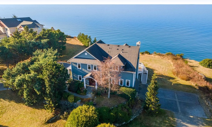 Oak Harbor House | High bank waterfront villa with fireplace, sunset view & fast WiFi -dog-friendly