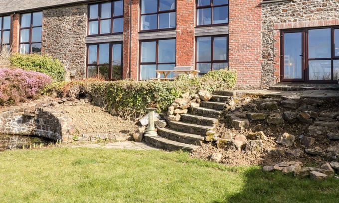 Whitstone Cottage | HIGH BARN, family friendly, character holiday cottage in Bude