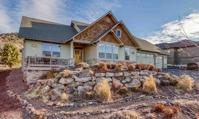 Redmond House | High Desert and Cascade Views - Meredith Lodging