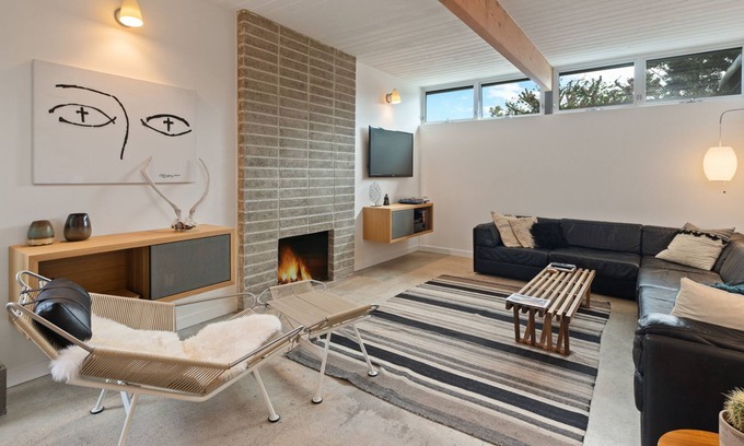 Newport Shores House | High-End Designer Retreat | Modern New-Build & Home Office | Walk to Beach
