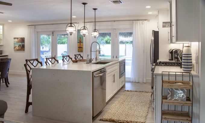 Jupiter House | High End, Head to Toe Renovation home with Pool & Hot tub