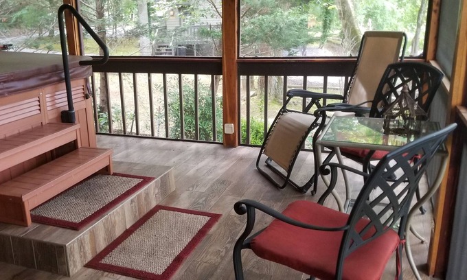 Murphy House | High end Hiawassee River front cabin in Murphy, NC