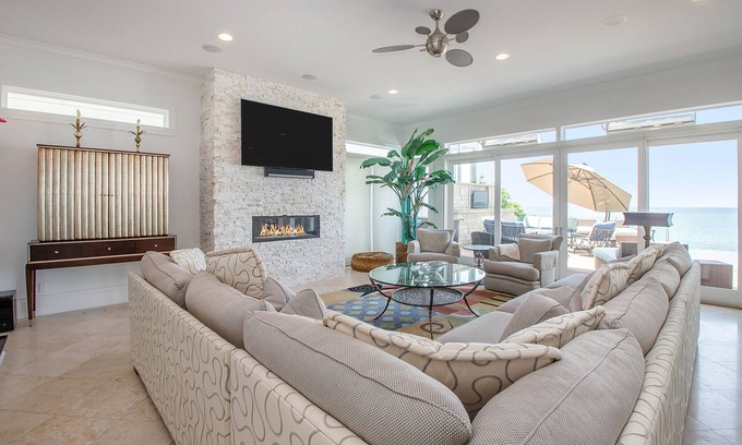 Grand Beach House | High-end lakefront home with poker table, infinity pool, pool table & WiFi