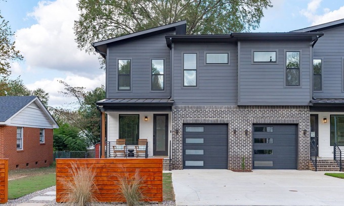 East Raleigh Condo | High End Living Fenced Yard King Main 2 Dogs OK