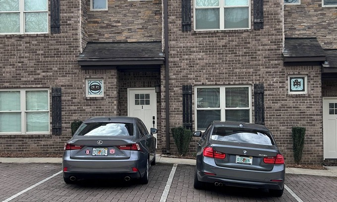 Auburn House | High End Townhouse 12 min walk to Campus and Downtown