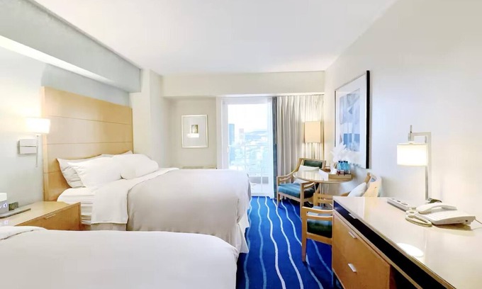 Honolulu Apartment | High FL-31st Ala Moana Hotel Premium Double Room with Partial Ocean Views