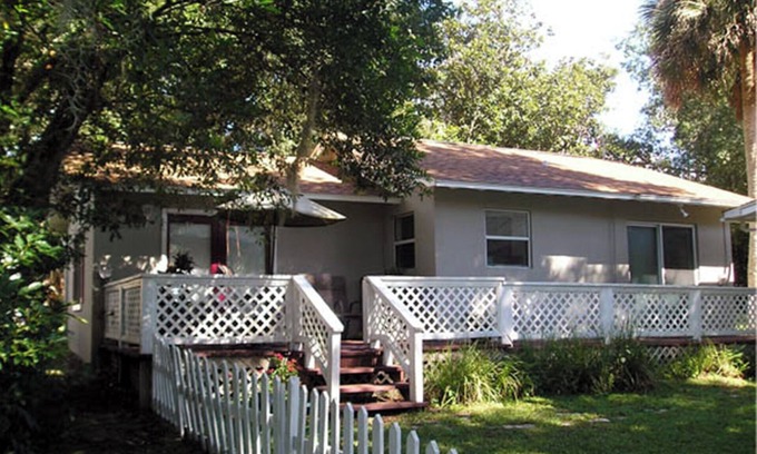Mount Dora Cottage | High Hedges Cottage - Close to downtown Mt Dora in quiet neighborhood