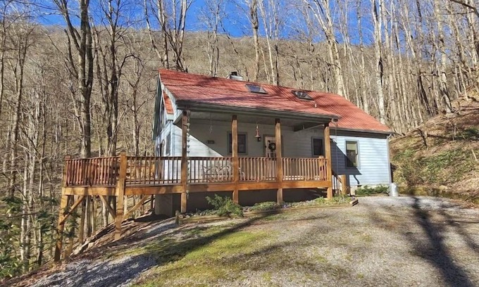 Waynesville Cabin | High Hope-Escape to A Tranquil Cabin Retreat at 4000 Feet, Pet friendly