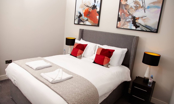 Swindon Apartment | High Life Luxury Serviced Apartments