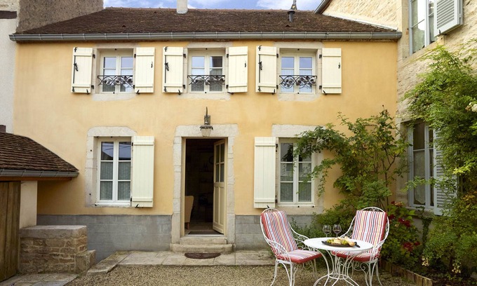 Meursault Apartment | High Quality 17thc charming Cottage, Meursault village, sleeps 2