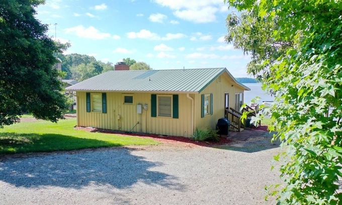 Southmont House | High Rock Lake Get-A-Way. Waterfront & private pier!