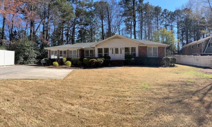 Tucker House | High Speed Fiber Internet /Private large backyard