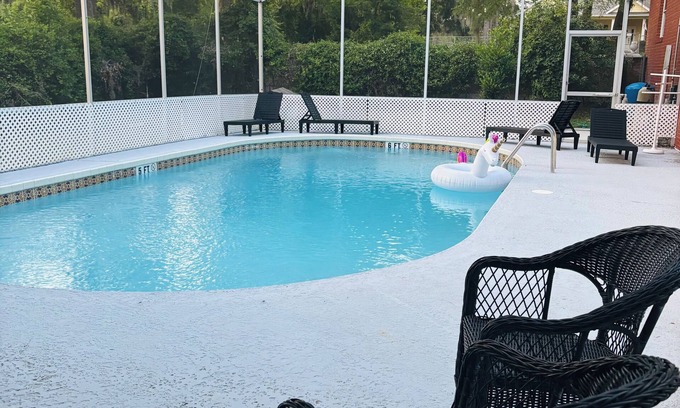 High Springs House | High Springs Hideaway – 4BR w/Pool & Bar Near Springs & UF Walk to Town
