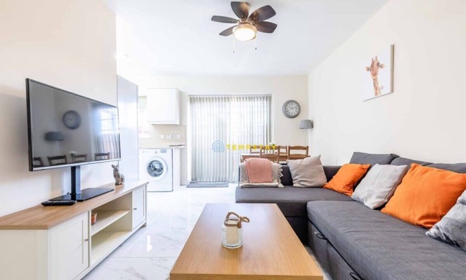 Langley Marish Apartment | High St Location/Close 2 Heathrow| Free Parking