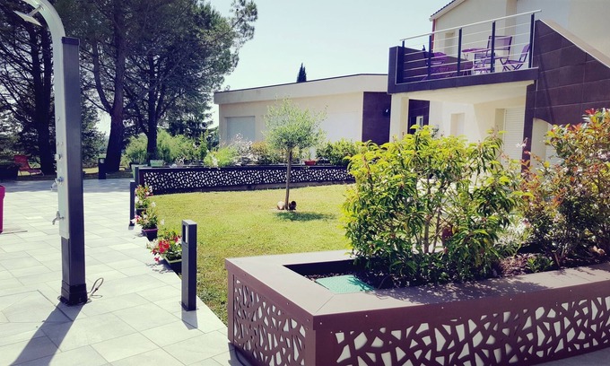 Carnac-Rouffiac House | High standing between vineyards and village. Cahors
