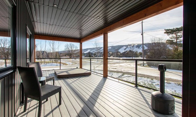 The Blue Mountains Ski Chalet | High-Tech Mountain Luxury, Fitness, Hot Tub & BBQ