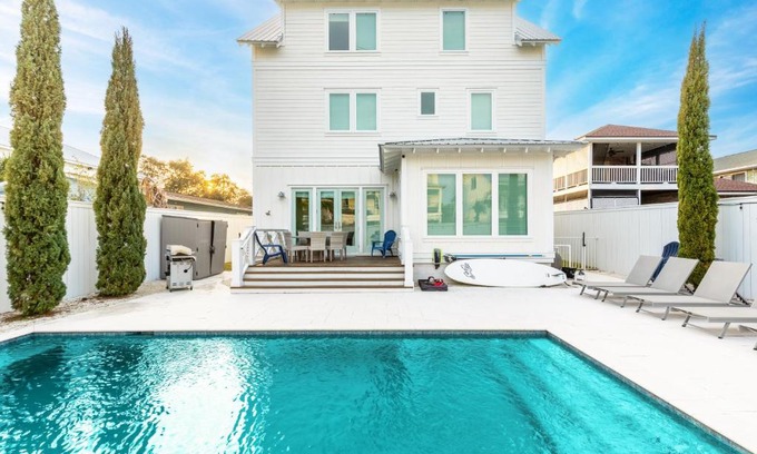 Crystal Beach House | High Tide 2 by AvantStay 3 Mins to Beach Chef Kitchen MAX OCC 18