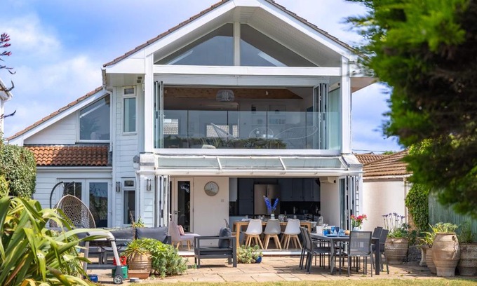 Milford on Sea House | High Tide