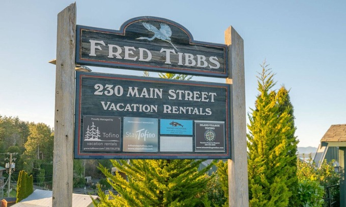 Tofino Apartment | High Tide - Waterfront bachelor