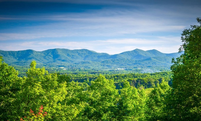 Blairsville Cabin | High up on Mtn - View & Hot Tub for an 'Altitude-Adjustment'