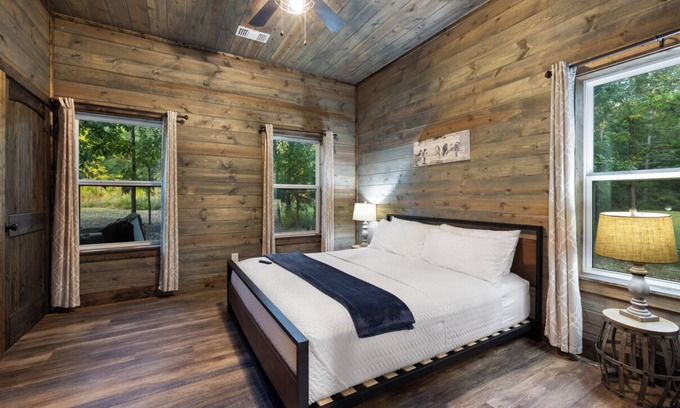 Hochatown Cabin | High West: high-end 1BR suite +bunk room+playscape