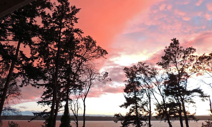 Camano Island House | Highbank waterfront with hot tub, firepit, crab boat, pots and 2 single kayaks!
