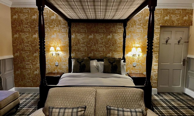 Glenurquhart Bed & Breakfast | Highland Bear Lodge & Luxury Bear Huts