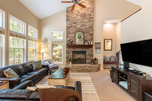 Lake Harmony House | Highland Hideaway by AvantStay Group Poconos Retreat w Patio Game Room
