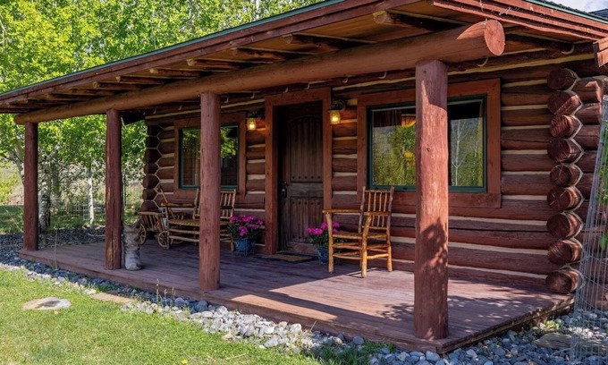 Wapiti Cabin | Highland Homestead, beautiful mountain views with river access, near Yellowstone National park!
