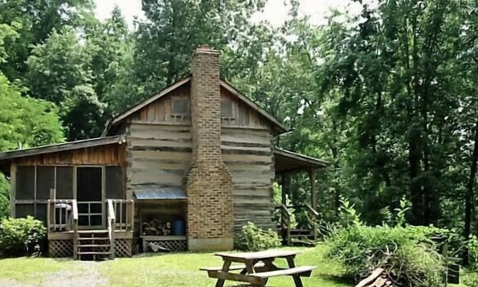 Lexington Cabin | Highlands Cabin: Adventure in c.1775 Log Cabin!