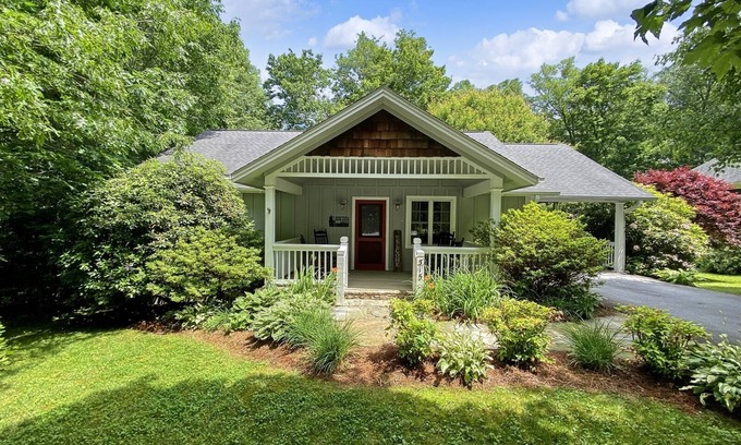 Highlands Cabin | Highlands Haven | Minutes from Main Street with Fire Pit
