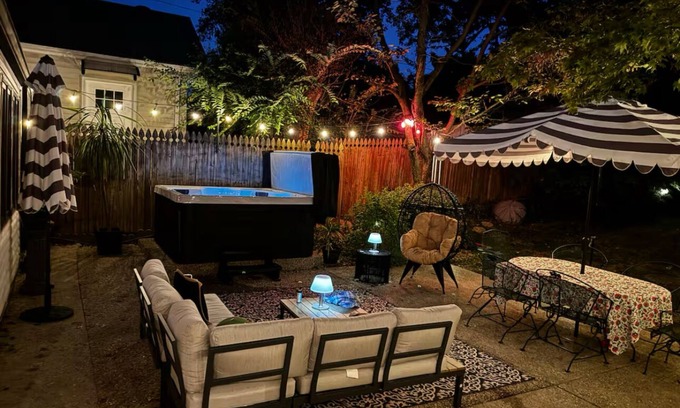 Gardiner Lane House | Highlands House with King Bed and Hot Tub