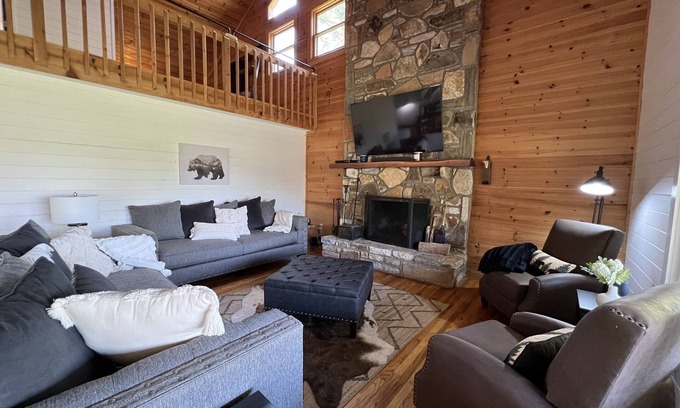Highlands Cabin | Highlands Spacious MTN Cabin for 16 w/Hot Tub+gameroom+gym+wifi & 4m from DT