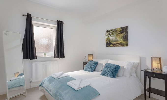 Luton Cottage | Highview Court - sleeps 4 guests in 1 bedroom