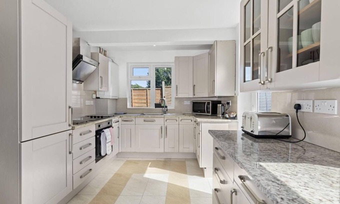 Brighton House | Highway Haven With Free Parking By My Getaways