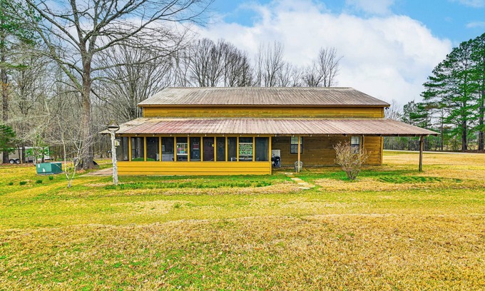 Edinburg House | Hike & Fish: Family-Friendly Louisville Home
