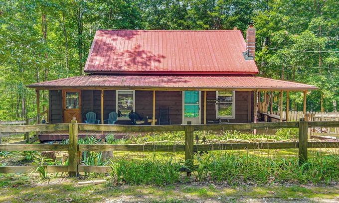Jamestown House | Hike, Ride & Unwind: Secluded Retreat in Jamestown