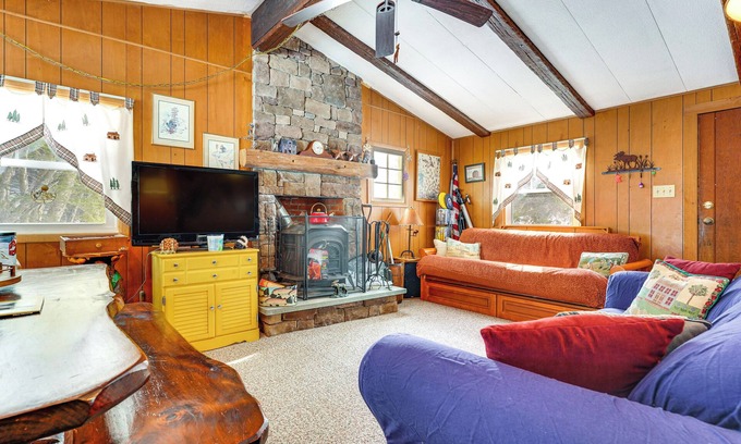 Chester Cabin | Hike, Ski & Unwind: Cabin w/Deck in Chester!