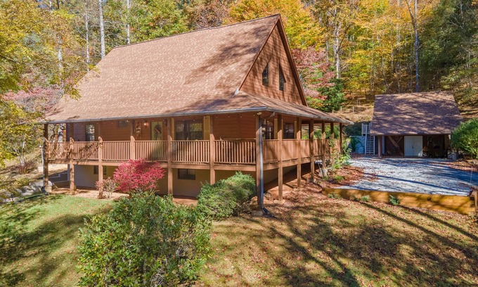 Franklin Ski Chalet | Hiking and Waterfalls at Bartram Trail Acres Chalet