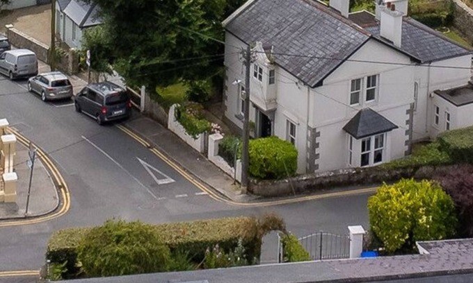 Clifden Ski Chalet | Hill House Clifden a home full of character