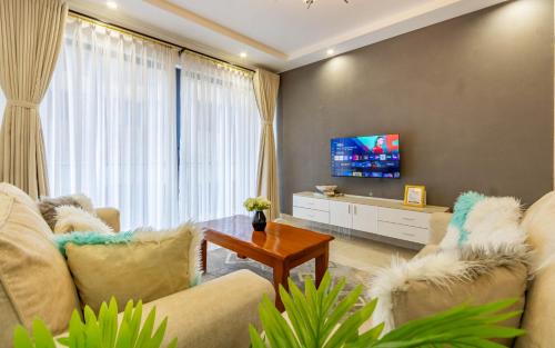 Thompson Estate Apartment | Hill Side44- Urban Oasis