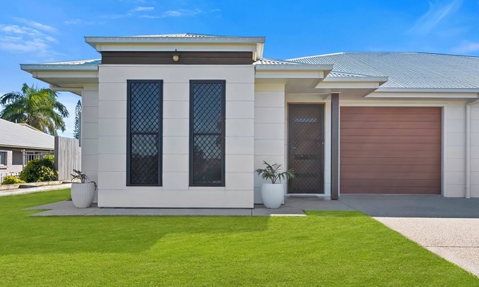 Emu Park Apartment | Hill Street Hideaway - Pet Friendly