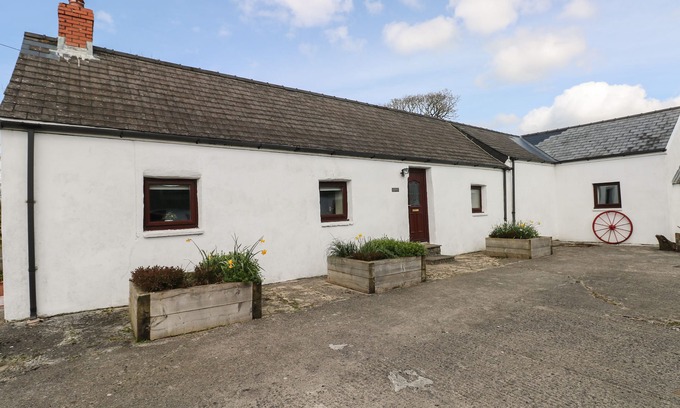 Narberth Cottage | HILL TOP FARM COTTAGE, family friendly, with open fire in Narberth