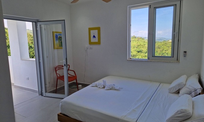 Las Terrenas Villa | Hill view room with 2 shared bathrooms in seaview Villa