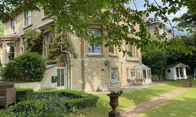 Malvern Apartment | Hill view , town centre apartment in beautiful and peaceful Malvern