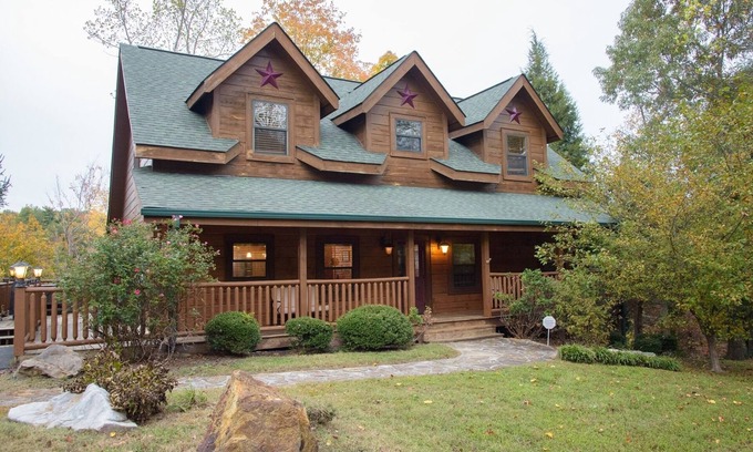 Gatlinburg - Pigeon Forge Cabin | Hillbilly Hotel | 3 Bed, 2 Bath