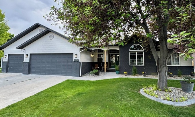 Twin Falls House | Hillcrest House. Central Location with outdoor Oasis and Hot Tub