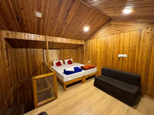 Shillong Hotel | Hills Hoppers Deluxe