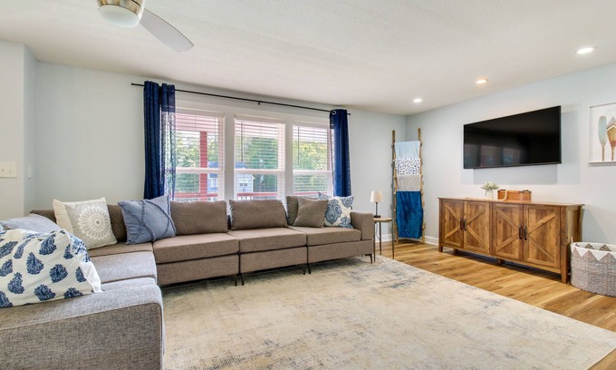Hillsboro House | Hillsboro Hideaway w/Private Hot Tub & Bunkhouse!